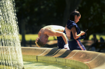 Mendoza, Argentina.- En las fotos tomadas el 29 de enero del 2024, las personas pasan tiempo al aire libre en medio de una ola de calor que afecta gran parte del país. La provincia de Mendoza, gran parte de Neuquén, Río Negro, localidades del este de La Pampa y de San Luis, y el sur de Buenos Aires se encuentran bajo alerta roja por calor extremo, el máximo nivel dispuesto por el Servicio Meteorológico Nacional, con temperaturas máximas que pueden llegar a los 38 grados.