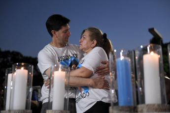 Buenos Aires, Argentina.- En la foto tomada el 18 de enero de 2024, Graciela Sosa, y su esposo, Silvino Báez, durante una concentración y misa interreligiosa en las escalinatas de la Facultad de Derecho de la Universidad de Buenos Aires (UBA), donde recordaron a su hijo Fernando Báez Sosa (18), el joven que fue asesinado a golpes hace cuatro años a la salida de un boliche de Villa Gesell por un grupo de rugbiers.