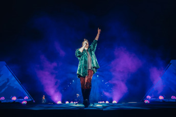 Buenos Aires, Argentina.- En la foto tomada el 20 de enero de 2024, Charpentier Santiago "Chano”, líder de Tan Biónica. La fiesta de regreso y despedida de la banda pop Tan Biónica llegó anoche al estadio mundialista José María Minella de Mar del Plata, donde hizo cantar y bailar a miles de personas.