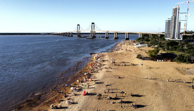 Corrientes, Argentina.- En las fotos tomadas el 5 de enero del 2024, las playas de la ciudad de Corrientes se convirtieron en los últimos días para sus habitantes y los viajeros en un refugio para afrontar el calor y la temporada de vacaciones. El Servicio Meteorológico Nacional (SMN) de Argentina emitió este viernes una alerta roja para varias localidades de las provincias de La Pampa (centro), Neuquén (oeste) y Río Negro (sur) por temperaturas extremas, en torno a los 35 grados.