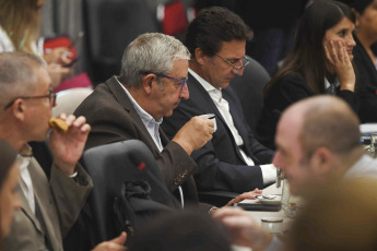 Buenos Aires, Argentina.- En las fotos tomadas el 17 de enero del 2024, Julio César Cleto Cobos, diputado nacional por la UCR en el plenario de comisiones de la Cámara de Diputados que realiza una nueva jornada de debate del proyecto de ley de "Bases y Puntos de Partida para la Libertad de los Argentinos", impulsado por el Poder Ejecutivo, en lo que será el sexto encuentro, luego de que ayer debatieron la norma organizaciones no gubernamentales, organismos de Derechos Humanos, entidades empresarias y sectores de la sociedad civil.