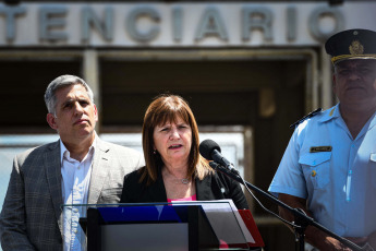 Buenos Aires, Argentina.- En las fotos tomadas el 30 de enero del 2024, la ministra de Seguridad, Patricia Bullrich (centro), presentó el nuevo "Protocolo de gestión para presos de alto riesgo", que incorporará el control de llamadas telefónicas, sistemas de reconocimiento facial y monitoreo durante las 24 horas todos los días del año, entre otras medidas que se aplicará en las cárceles federales con el fin de evitar que los jefes de organizaciones criminales sigan operando tras las rejas, aseveró Bullrich.