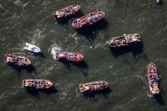 Mar del Plata, Argentina.- En las fotos tomadas el 27 de enero del 2024, la comunidad portuaria de la ciudad de Mar del Plata realizó una nueva edición de la procesión náutica de las tradicionales lanchas amarillas, en la que se homenajeó, como cada año, a los marineros muertos en naufragios, y se bendijeron los frutos de mar, para pedir por una buena pesca para 2024.