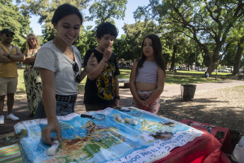 Buenos Aires, Argentina.- En las fotos tomadas el 21 de enero del 2024, las variadas actividades de ciencia, arte y tecnología se volvieron a reeditar por segunda vez, de forma gratuita, en el Parque Saavedra, como forma de reclamo de unos 60 estudiantes de universidades nacionales de carreras científicas, tecnológicas y de arte para pedir por la apertura de la programación de verano del Centro Cultural de la Ciencia (C3) que fue cancelado por las autoridades.