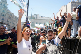 Buenos Aires, Argentina.- In the photos taken on January 24, 2024, protesters at Plaza Congreso, with partial cuts to traffic, within the framework of the strike and mobilization called by the CGT. Argentina is experiencing its first general strike since 2019, called by the country's main union center, against the extensive reforms promoted by the government of libertarian Javier Milei.