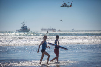 Mar del Plata.- En la foto tomada el 9 de enero de 2024, guardavidas, efectivos de Prefectura Naval Argentina (PNA) y de la policía bonaerense, personal de Defensa Civil y del Sistema de Atención Médica de Emergencias (SAME) de Mar del Plata desplegaron hoy un simulacro de rescate en el mar frente a la playa, en el que intervinieron embarcaciones, motos de agua, ambulancias y un helicóptero.