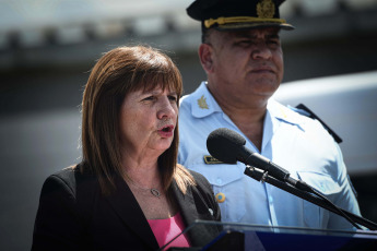 Buenos Aires, Argentina.- In photos taken on January 30, 2024, the Minister of Security, Patricia Bullrich (left), presented the new "Management Protocol for high-risk prisoners", which will incorporate the control of telephone calls, recognition systems facial and monitoring 24 hours a day, every day of the year, among other measures that will be applied in federal prisons in order to prevent the heads of criminal organizations from continuing to operate behind bars, Bullrich asserted.