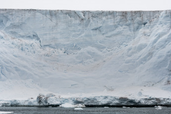 Antarctica- In the photo taken on January 6, 2024, the icebreaker ARA Almirante Irízar arrived on Saturday at the first Argentine Orcadas Antarctic base, in the framework of the Antarctic Summer Campaign (CAV)where he landed supplies and part of the new crew that will replace the outgoing and scientific staff, while retreating part of the crew that wintered this year in a three-hour operation. Located on Laurie Island, between Scotia Bay and Uruguay Bay, below the parallel 60° South that marks the entrance to the Argentine Antarctic Sector and more than 3,000 kilometers from the City of Buenos Aires, from where the Irízar departed, Orkney Base received ten new people who will winter and retreated another ten.