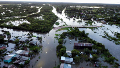 Corrientes.- En la foto tomada el 11 de enero de 2024, con una ruta nacional cortada en dos tramos, evacuaciones y desmoronamientos, el centro y sur de la provincia de Corrientes padece hoy un temporal de lluvia que superó ampliamente sus registros históricos, con marcas de hasta 400 milímetros de agua caída en las últimas horas.