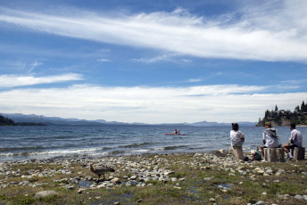 Bariloche, Argentina.- En las fotos tomadas el 18 de enero del 2024, argentinos visitan la ciudad turística de Bariloche en la temporada de verano. Con un 70 por ciento de ocupación hotelera registrada, la primera quincena de enero dejó en Bariloche un saldo turístico mejor del que empresarios y autoridades preveían, aunque no logró despejar la “preocupación” del sector privado por la forma en que continuará la temporada.