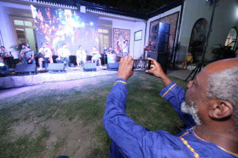 Corrientes, Argentina.- En las fotos tomadas el 4 de enero del 2024, las personas celebran como cada año la veneración a San Baltasar. En las vísperas del 6 de enero cientos de personas participan de la veneración del rey mago, con una agenda de numerosas reivindicaciones a las expresiones culturales llegadas de África.