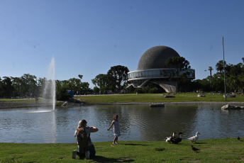 Buenos Aires, Argentina.- En las fotos tomadas el 30 de enero del 2024, muestra las calles de Buenos Aires en medio de la ola de calor que atraviesa el país. La provincia de Mendoza, gran parte de Neuquén, Río Negro, localidades del este de La Pampa y de San Luis, y el sur de Buenos Aires se encuentran bajo alerta roja por calor extremo, el máximo nivel dispuesto por el Servicio Meteorológico Nacional (SMN), con temperaturas máximas que pueden llegar a los 38 grados.