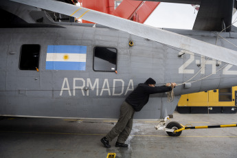 Antártida- En la foto del 13 de enero de 2024, el rompehielos ARA “Almirante Irízar”, tras haber efectuado tareas logísticas en la Base Antártica Conjunta Orcadas prosiguió su derrotero y arribó a Caleta Potter, donde fondeó frente a la Base Antártica Científica Carlini. Una vez allí, por medio de las embarcaciones de transporte de personal y vehículos, inició con la descarga de gasoil antártico (GOA), víveres secos, frescos y frigorizados; tubos de gas propano y 2 motores generadores diesel.