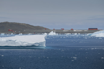 Antártida- En la foto del 13 de enero de 2024, el buque ARA Alte Irízar terminó la primera tanda de desembarco de materiales de construcción, víveres y combustible para el reaprovisionamiento de la base antártica argentina Petrel, donde también se trasladó a la nueva dotación, de 23 personas, y replegó a la dotación saliente, conformada de otras 20, en un despliegue logístico y militar de apoyo a la ciencia que llevó cuatro días operando las 24 horas en el marco de la Campaña Antártica de Verano (CAV).