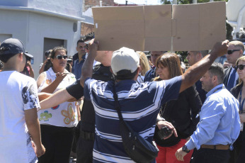 Buenos Aires, Argentina.- En las fotos tomadas el 23 de enero del 2024, la Ministra de Seguridad, Patricia Bullrich, asiste al velatorio de Umma Aguilera, la niña de 9 años e hija de un custodio de la ministra, que fue asesinada este lunes de un balazo en la cabeza por delincuentes durante un intento de robo en el partido de Lomas de Zamora.