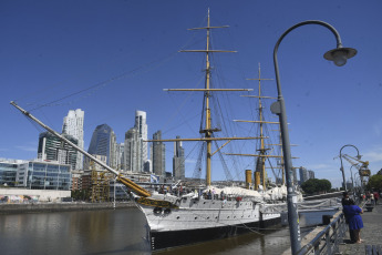 Buenos Aires.- En la foto tomada el 11 de enero de 2024, la Fragata Sarmiento en el puerto de Buenos Aires. Con tres promociones de la Escuela Naval Militar Argentina a bordo, partía, hace 125 años, el primer viaje de instrucción de la Fragata ARA Presidente Sarmiento, un buque escuela innovador y moderno que cambió radicalmente la formación naval en el país y que, en la actualidad, continúa con esa misión desde el Dique III de Puerto Madero, en donde funciona como Buque Museo.