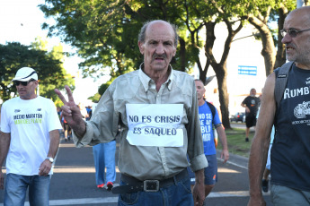 Buenos Aires, Argentina.- En la foto del 20 de enero de 2024, vecinos de Avellaneda protestan en contra el DNU (Decreto de Necesidad y Urgencia) y la Ley Ómnibus impulsados por el gobierno de Javier Milei. Bajo la consigna “la unión y compromiso de las y los ciudadanos es indispensable para frenar este atropello a la Patria”, la protesta estuvo impulsada por organizaciones sociales, políticas, culturales, sindicales, entre otras, conducidas por el intendente de Avellaneda, Jorge Ferraresi. Con una reunión previa en el anfiteatro municipal del Parque Domínico, referentes de 15 mesas del distrito fueron las que impulsaron esta iniciativa.