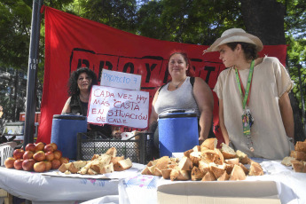 Buenos Aires, Argentina.- En las fotos tomadas el 19 de enero del 2024, militantes y dirigentes de la Asociación Civil Proyecto 7 realizaron un desayuno frente al edificio del Ministerio de Capital Humano, en rechazo al decreto de necesidad y urgencia (DNU) que emitió el Gobierno Nacional, por considerar que "vulnera todos los derechos humanos", y en defensa de las personas en situación de calle, informaron voceros del sector.