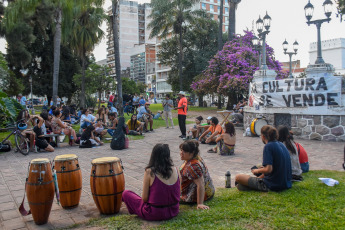 Jujuy, Argentina.- En las fotos tomadas el 30 de enero del 2024, asamblea de artistas, estudiantes y trabajadores de la cultura de Jujuy realizaron una jornada de protesta contra el proyecto de ley "Bases", que será debatido este miércoles en la Cámara de Diputados de la Nación.