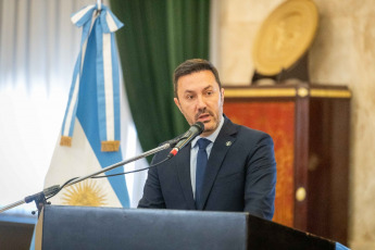 Buenos Aires, Argentina.- En las fotos tomadas el 22 de enero del 2024, el ministro de Defensa, Luis Petri, encabezó en el salón San Martín del Edificio Libertador, la ceremonia de los secretarios y subsecretarios que lo acompañarán en su gestión en la cartera castrense. Durante la ceremonia, el titular de la cartera de Defensa agradeció a los funcionarios por “haber escuchado y respondido al llamado de la Patria, que hoy los convoca a prestar servicio en este Ministerio porque necesita de su profesionalismo y de su experiencia para enfrentar una de las crisis más difíciles en nuestra historia”.