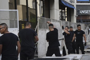 Buenos Aires.- In the photo of January 5, 2024, the social organization Somos Barrios de Pie, led by Daniel Menéndez, will hold a mobilization today in front of the Hotel Libertador, where President Javier Milei is staying, to protest "the lack of food in community canteens". Federal police officers fenced the hotel.