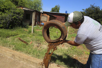 Misiones- En la foto tomada el 7 de enero de 2024, Misiones continúa reforzando los operativos preventivos y eliminación de criaderos de mosquitos en todos los municipios tras un aumento en los casos de dengue, por lo que a esta tarea también se sumaron las fuerzas policiales con los trabajos en más de las 400 dependencias, informaron fuentes del ministerio y de las fuerzas de seguridad. Ya se confirmaron más de 128 mil autóctonos en el país.