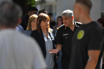 Buenos Aires, Argentina.- In photos taken on January 23, 2024, the Minister of National Security, Patricia Bullrich (center), confirmed the death of the girl Umma, the 9-year-old girl and daughter of a custodian of the minister who She had been shot in the back of the head during a robbery in Lomas de Zamora. The girl was admitted to the Churruca hospital.