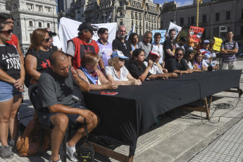 Buenos Aires, Argentina.- En las fotos tomadas el 29 de enero del 2024, miembros de la Unidad Piquetera, asambleas populares y sindicalismo combativo, dieron una conferencia de prensa en la Plaza del Congreso para rechazar la Ley Ómnibus y el protocolo represivo.