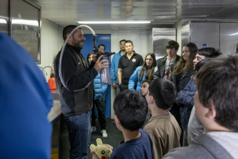 Antártida.- En la foto tomada el 21 de enero de 2024, científicos dictaron una clase experimental en un laboratorio del rompehielos ARA Almirante Irízar sobre el impacto de los microplásticos en ambientes marinos a niños, niñas, adolescentes y adultos que invernaron en la base antártica argentina Esperanza, y que estuvieron alojados transitoriamente en el buque antes de ser trasladados a la Base Marambio, desde donde volaron de regreso a sus hogares, en el marco de la Campaña Antártica de Verano (CAV).