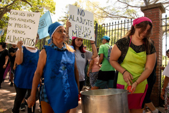 Buenos Aires, Argentina.- In the photo taken on January 23, 2024, the group Somos Barrios de Pie today held a vigil in front of the presidential residence of Olivos, as a prelude to the general strike and the mobilization planned for tomorrow against the DNU 70/2023 of deregulation of the economy and the bill of the "Bases and Starting Points for the Freedom of Argentines".