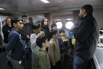 Antártida.- En la foto tomada el 21 de enero de 2024, científicos dictaron una clase experimental en un laboratorio del rompehielos ARA Almirante Irízar sobre el impacto de los microplásticos en ambientes marinos a niños, niñas, adolescentes y adultos que invernaron en la base antártica argentina Esperanza, y que estuvieron alojados transitoriamente en el buque antes de ser trasladados a la Base Marambio, desde donde volaron de regreso a sus hogares, en el marco de la Campaña Antártica de Verano (CAV).