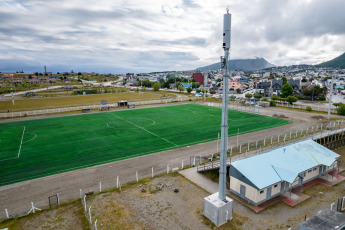 Ushuaia.- En la foto tomada el 8 de enero de 2024, torres de telefonía celular en Ushuaia, capital del Tierra del Fuego. La ciudad de Ushuaia se convirtió esta semana en el quinto distrito del país en prohibir las redes de comunicaciones 5G hasta que estudios científicos demuestren su inocuidad tanto para los seres humanos como para el ambiente y con esta medida desató un debate sanitario sobre la utilización de este tipo de tecnologías.