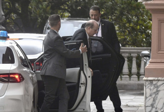 Buenos Aires, Argentina.- En las fotos tomadas el 4 de enero del 2024, el ministro de Infraestructura, Guillermo José Ferraro. El presidente Javier Milei encabeza en la Casa Rosada una nueva reunión de gabinete, que tiene en agenda el análisis de temas de la gestión del gobierno; la puesta en vigencia del decreto de necesidad y urgencia (DNU) 70/23, que promueve reformas económicas y políticas; y el avance de los proyectos de ley que serán abordados durante el período de sesiones extraordinarias.