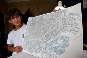 Buenos Aires, Argentina.- Con más de 30 mapas dibujados a mano alzada en tinta china bajo la técnica de perspectiva isométrica, el artista e ilustrador Abraham Gómez Reategui (foto) es viral en redes sociales gracias al trabajo que realiza, en el que combina su conocimiento de la cartografía y la arquitectura plasmando en papel los mapas de las ciudades más importantes de Argentina y otras del resto el mundo.