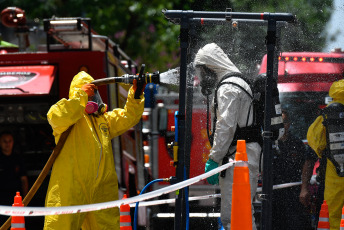 Buenos Aires.- En la foto tomada el 11 de enero de 2024, dos operarios de un laboratorio farmacéutico del barrio porteño de Mataderos debieron ser asistidos por el SAME este mediodía, tras el derrame de material tóxico, mientras que bomberos de la Ciudad de Buenos Aires procedieron a evacuar al resto del personal que se encontraba en el edificio sin que se registraran más afectados por el incidente, informaron fuentes policiales.