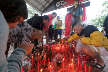 Corrientes.- En la foto tomada el 8 de enero de 2024, miles de devotos en la ciudad correntina de Mercedes, llegaron para rendirle honor al Gauchito Gil, de cuya muerte se cumplen hoy 146 años. Antonio Plutarco Cruz Mamerto Gil Núñez, más conocido como el Gauchito Gil, nació en Pay Ubre, un pueblo cerca de Mercedes, provincia de Corrientes alrededor del año 1840. Sin embargo, el lugar y fechas no están confirmadas del todo. Se cree que fue un peón rural reclutado para luchar en la Guerra de la Triple Alianza y que además formó parte de las milicias que lucharon contra los federales. En tanto, algunas versiones relatan que tuvo una relación amorosa con una viuda adinerada y que debió escapar de los hermanos y policía local por su romance. Según la leyenda, el Gauchito Gil recibió la visita de Ñandeyara, el dios guaraní, que le dijo “No quieras derramar sangre de tus semejantes” y a partir de allí abandonó el ejército para convertirse en un justiciero que le robaba a los ricos para darle a los pobres y sanaba a los enfermos. Sin embargo, fue capturado y sentenciado a muerte por sus crímenes, colgado de un árbol desde sus pies y degollado. "Su sangre cayó como una catarata que la tierra se bebió de un sorbo”, dice la leyenda.