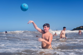 Mar del Plata, Argentina.- In photos taken on January 25, 2024, people enjoy the beach during the summer in the coastal city of Mar del Plata. The National Meteorological Service (SMN) reported that there are a series of alerts for high temperatures in different parts of Argentina that would exceed 40 degrees. The provinces affected by red, orange and yellow alerts are Buenos Aires, La Pampa, Mendoza, San Juan, San Luis, Neuquén, Río Negro and Chubut.