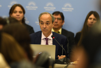 Buenos Aires.- En la foto tomada el 11 de enero de 2024, Carlos Torrendell, secreatrio de Educacion. El plenario de comisiones de la Cámara de Diputados retomó hoy el análisis del proyecto de ley de "Bases y Puntos de Partida para la Libertad de los Argentinos" tras un cuarto intermedio dispuesto anoche por pedido de los bloques de Unión por la Patria (UxP) y la UCR, y oposición de los legisladores de La Libertad Avanza (LLA), que querían que pretendían continuar los debates