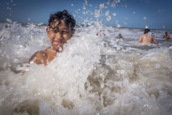 Mar del Plata, Argentina.- En las fotos tomadas el 25 de enero del 2024, las personas disfrutan de la playa durante el verano en la ciudad costera de Mar del Plata. El Servicio Meteorológico Nacional (SMN) informó que rige una serie de alertas por altas temperaturas en diferentes puntos de la Argentina que superarían los 40 grados. Las provincias afectadas por alertas rojas, naranjas y amarillas son Buenos Aires, La Pampa, Mendoza, San Juan, San Luis, Neuquén, Río Negro y Chubut.