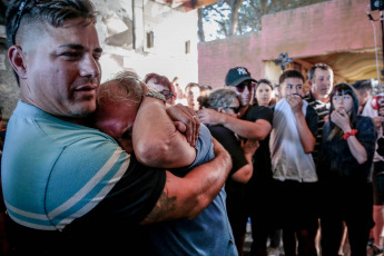 Mar de Ajó, Argentina.- In the photos taken on January 2, 2024, the remains of Tomás Tello Ferreyra, the 18-year-old young man murdered by a stab wound to the chest after being attacked by a gang in Santa Teresita, were buried in the Mar de Ajó cemetery after the funeral procession, in which hundreds of neighbors and friends of the victim participated, moved from the funeral home and stopped in front of the victim's home.