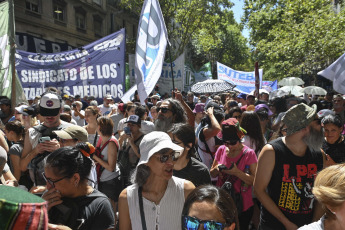 Buenos Aires, Argentina.- En las fotos tomadas el 24 de enero del 2024, manifestantes en la Plaza Congreso, con cortes parciales para el tránsito vehicular, en el marco del paro y movilización convocado por la CGT. Argentina vive su primera huelga general desde 2019, convocada por la principal central sindical del país, contra las amplias reformas impulsadas por el Gobierno del libertario Javier Milei.