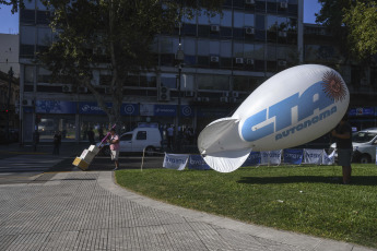 Buenos Aires, Argentina.- En las fotos tomadas el 24 de enero del 2024, trabajadores y militantes de las organizaciones sindicales nucleadas en la CGT y las dos CTA y de los movimientos sociales pertenecientes a la Unión de Trabajadores y Trabajadoras de la Economía Popular (UTEP), se concentran desde las 9:00 a.m. (hora local) en la Plaza de los Dos Congresos, como parte de una primera avanzada organizativa de lo que será la movilización de esta tarde contra el proyecto de ley de "Bases" y el DNU 70/2023.