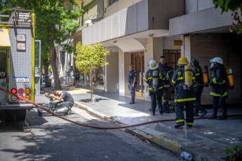 Mar del Plata, Argentina.- In the photos taken on January 22, 2024, three fire crews controlled a fire that started in the garage of an eight-story building in the city of Mar del Plata, which had to be evacuated without that injuries were reported, police and community sources reported. According to initial information, the fire broke out in a car that was inside the garage.