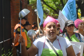 Buenos Aires, Argentina.- In the photos taken on January 15, 2024, the social organization "Somos Barrios de Pie" carries out a protest in front of the Quinta de Olivos -presidential residence- in Buenos Aires, Argentina. The protesters peacefully demand the delivery of food to neighborhood soup kitchens, amid a significant deployment of police officers.