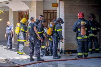 Mar del Plata, Argentina.- En las fotos tomadas el 22 de enero del 2024, tres dotaciones de bomberos controlaron un incendio que se inició en la cochera de un edificio de ocho pisos en la ciudad de Mar del Plata, que debió ser evacuado sin que se registraran heridos, informaron fuentes policiales y comunales. De acuerdo a las primeras informaciones, el incendio de desató en un auto que estaba en el interior de la cochera.