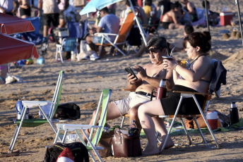 Corrientes, Argentina.- En las fotos tomadas el 5 de enero del 2024, las playas de la ciudad de Corrientes se convirtieron en los últimos días para sus habitantes y los viajeros en un refugio para afrontar el calor y la temporada de vacaciones. El Servicio Meteorológico Nacional (SMN) de Argentina emitió este viernes una alerta roja para varias localidades de las provincias de La Pampa (centro), Neuquén (oeste) y Río Negro (sur) por temperaturas extremas, en torno a los 35 grados.