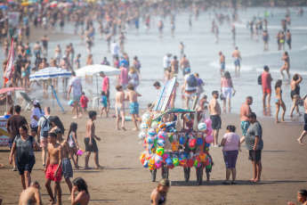 Mar del Plata, Argentina.- In the photos taken on January 2, 2024, tourists enjoy the beaches of Mar del Plata. In 2020, only 3,685,937 people visited the city of Mar del Plata. In 2021, post-pandemic, income rebounded and reached records similar to 2004: 6,644,442 tourists. By 2022, the figure rose to 8,853,245 and set the bar high. The following year, La Feliz broke its own record again: in 2023, it received 9,013,380 people and, in the last three years, it tripled the number of tourists.