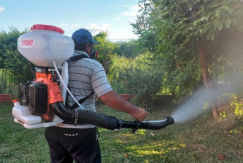 Formosa- En la foto del 14 de enero de 2024, fumigaciones en la provincia de Formosa. Una nueva víctima fatal de se registró el pasado sábado en San Luis del Palmar, Corrientes, elevando así el total de fallecidos a cinco en la provincia. Paralelamente, se informaron tres posibles casos de contagio en Neuquén, y las provincias del noreste del país alertaron sobre el aumento de la enfermedad en las últimas semanas. La preocupación crece, y las autoridades locales intensifican sus esfuerzos para evitar la reproducción del mosquito transmisor y poner fin a la cadena de contagios.