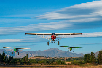 Chubut Aires, Argentina.- En la foto tomada el 23 de enero de 2024, el vuelo de montaña es una de las actividades más promocionadas y buscadas dentro del turismo aventura que se realiza en la localidad de Trevelin, ubicada en la provincia de Chubut, declarada ''Capital Nacional del Vuelo Bush y de Montaña de la Argentina'', donde los días 27 y 28 de enero tendrá lugar un evento internacional para competir en este tipo de disciplina.