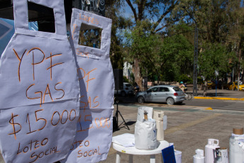 Neuquén, Argentina.- In the photos taken on January 17, 2024, activists from social movements carried out a protest in the city of Neuquén to reject the "uncontrollable" price of the gas cylinder, whose value exceeds 16,000 pesos (peso Argentine) in some neighborhoods of the provincial capital, they stated.